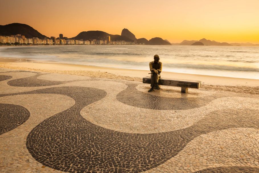 Estatua de Carlos Drummond de Andrade ao amanhecer, Copacabana, Rio de Janeiro