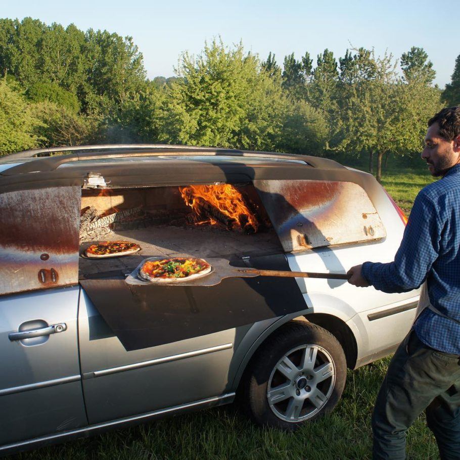 Esse Ford Mondeo virou forno de pizza (crédito: Reprodução/Instagram/@bufalinobenedetto)