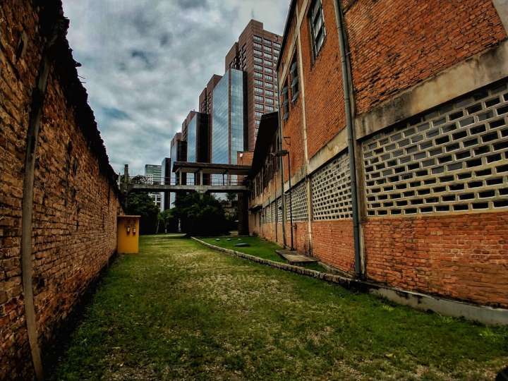 Casa das Caldeiras é hoje um dos lugares mais deliciosos da cidade pra curtir um show ou se jogar num rolê