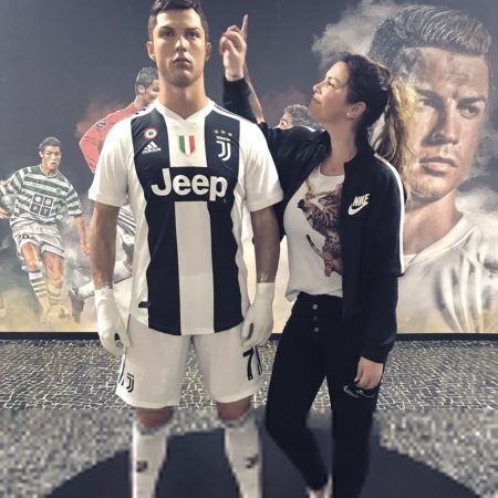 Katia Aveiro ao lado de estátua de cera de Cristiano Ronaldo
