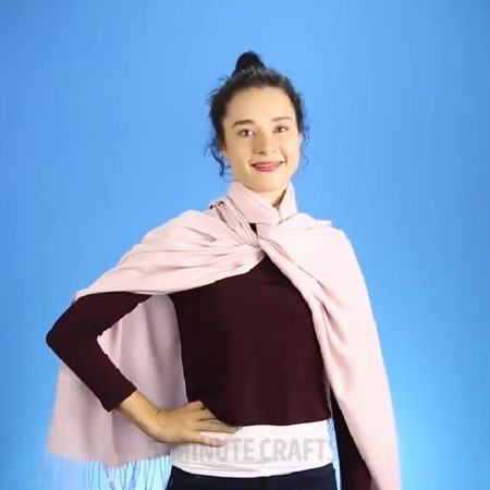 Exemplo de como amarrar lenços e cachecóis com estilo