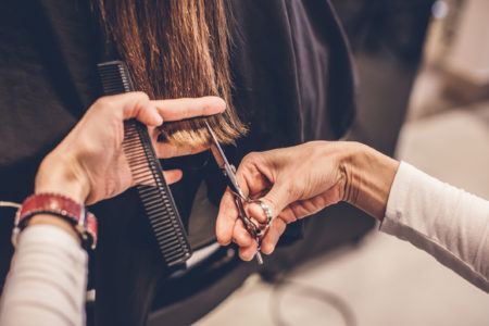 Se ir ao cabeleireiro não é uma opção, cortar o cabelo em casa pode ser uma boa alternativa