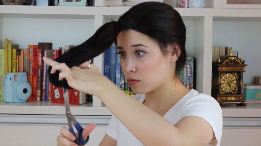 Cortar as pontas do cabelo verticalmente faz toda a diferença na hora de repicar o cabelo