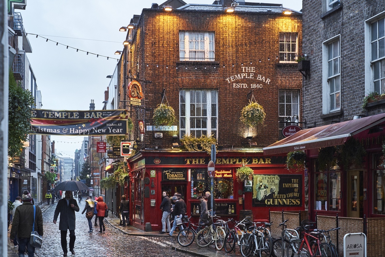 Temple Bar, no distrito Dublin 2, é um dos pubs mais famosos da Irlanda