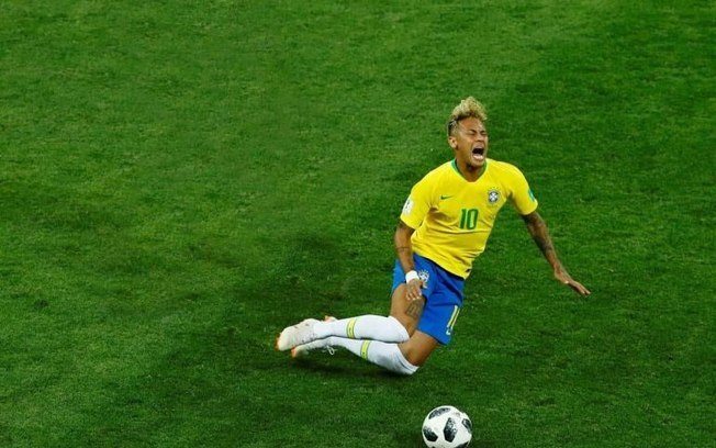 Quedas de Neymar viram piada e desafio