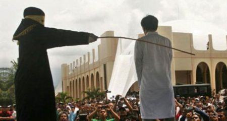 Casal gay é açoitado em Aceh, na Indonésia, após serem denunciados por “sexo gay”