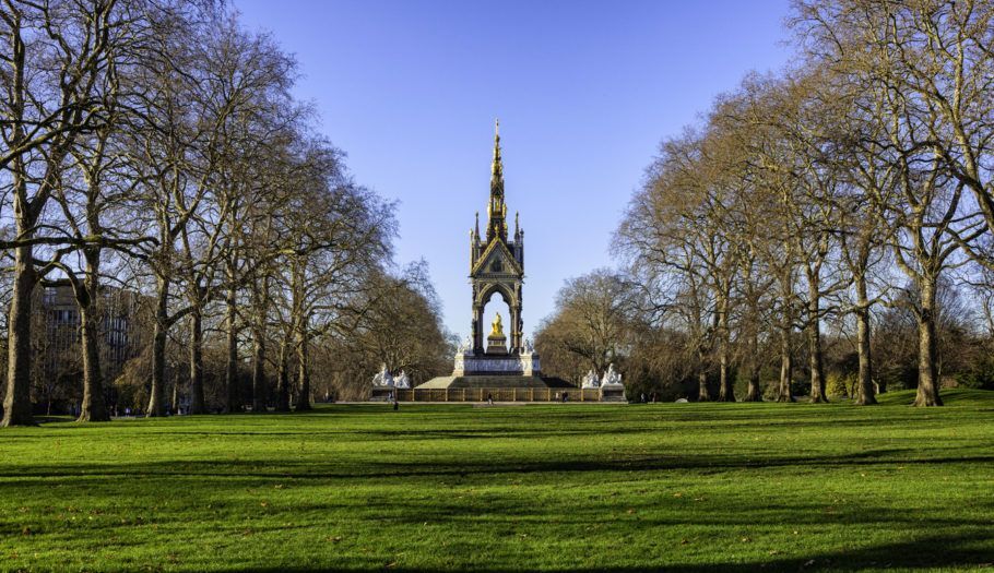 Vista dos jardins de Kensington Gardens, com o Albert Memorial ao centro
