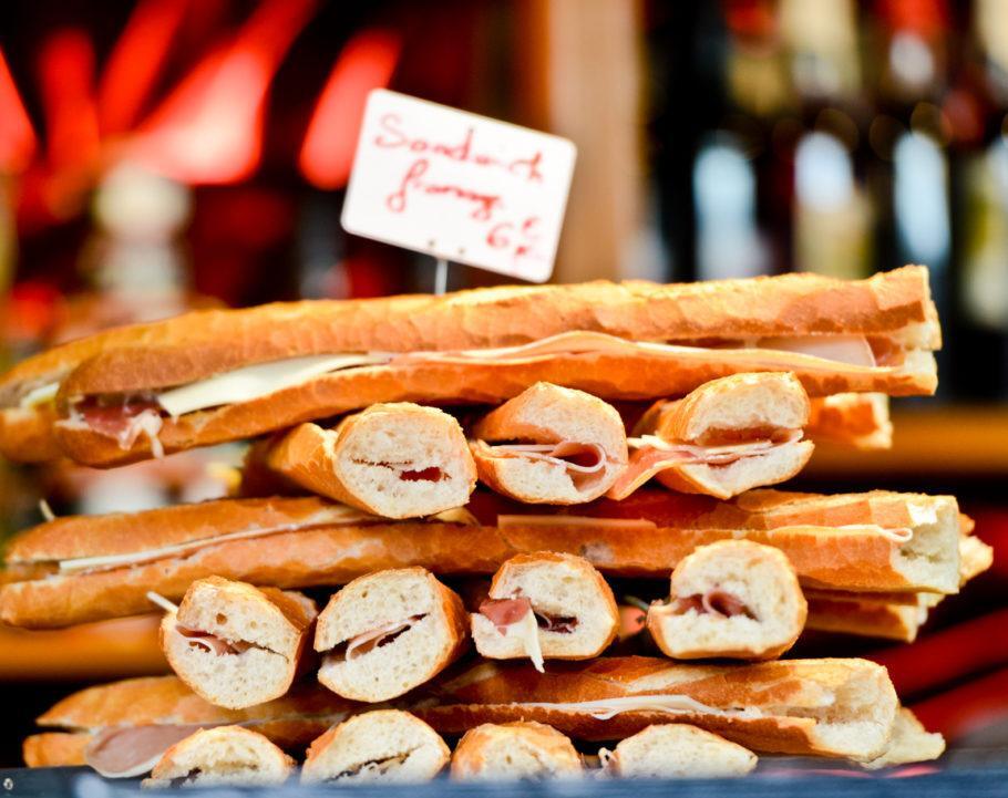 Os tradicionais sanduíches na baguete francesa é uma das delicias que todo turista deve provar