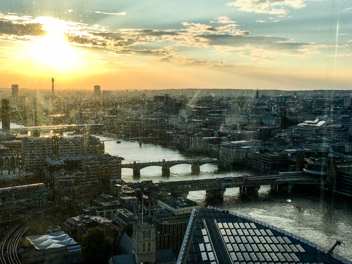 Vista do Tâmisa do pôr do sol em Londres