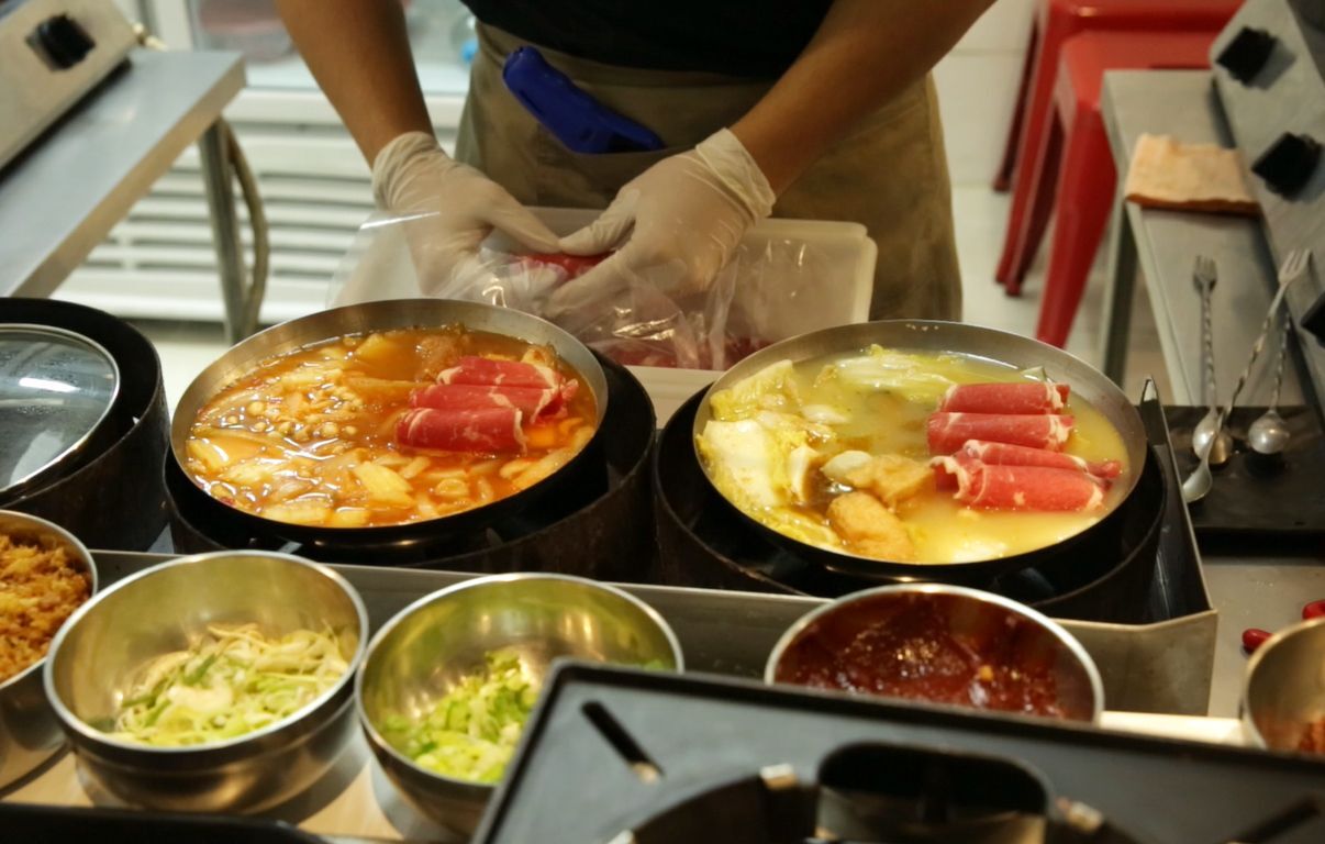 Kimchi Pot e Casa Pot sendo preparados no restaurante Top Pot