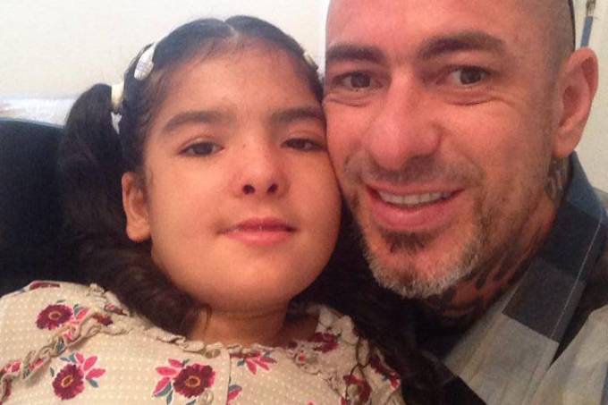 Chef Henrique Fogaça vai à Justiça após internauta ofender sua filha nas redes sociais