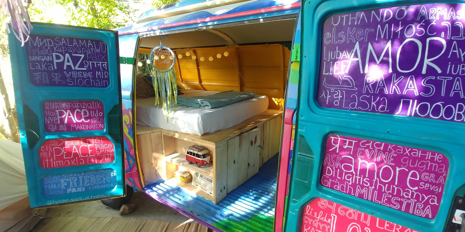 O quarto “Kombi Hippie” é um dos mais procurados pelas redes sociais do Hostel da Vila