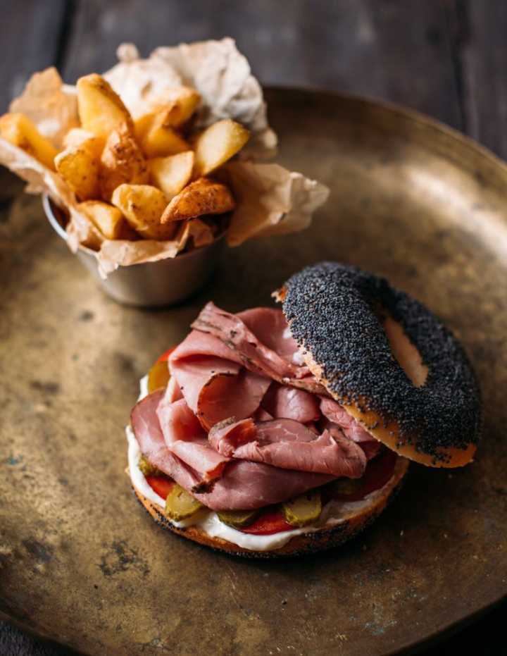 O Kez oferece desde versões tradicionais do bagel como os recheados com salmão defumado e pastrami, até opções de rosbife, salpicão de frango e  cogumelos