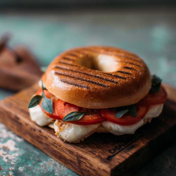 O Kez oferece desde versões tradicionais do bagel como os recheados com salmão defumado e pastrami, até opções de rosbife, salpicão de frango e  cogumelos