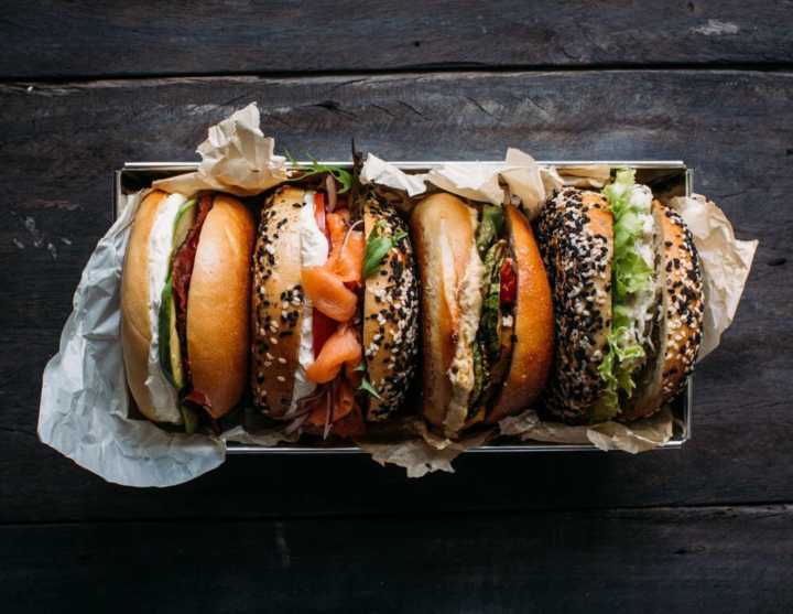 O Kez oferece desde versões tradicionais do bagel como os recheados com salmão defumado e pastrami, até opções de rosbife, salpicão de frango e  cogumelos