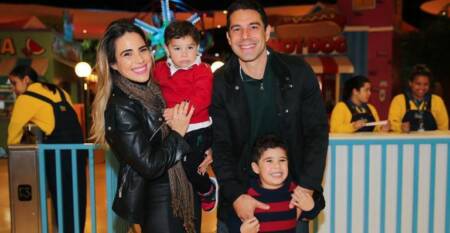 Wanessa Camargo ao lado do marido e dos filhos