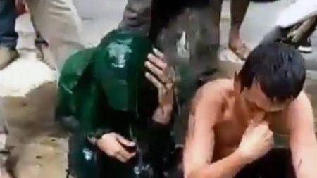 Homem e mulher da Indonésia foram punidos com banho de esgoto