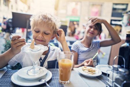 Com a criançada de férias, app indica restaurantes com opções e atrações especiais para as famílias aproveitarem.