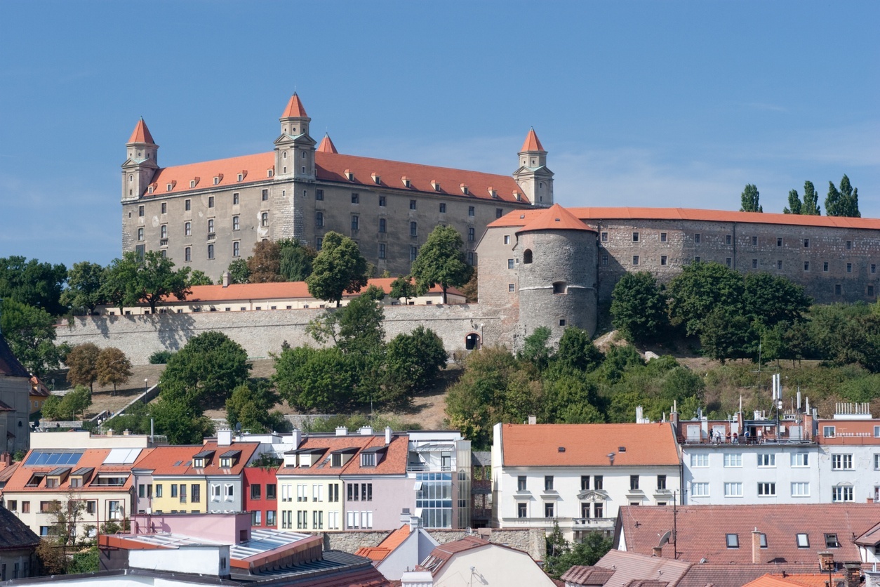 Vista do castelo de Bratislava, que fica no alto de uma colina no localiza-se no centro histórico da cidade, às margens do rio Danúbio