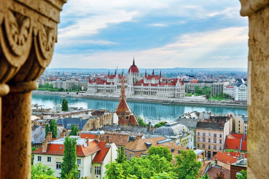 Vista panorâmica da cidade de Budapeste; a capital da Hungria é destino perfeito para um mochilão pela Europa