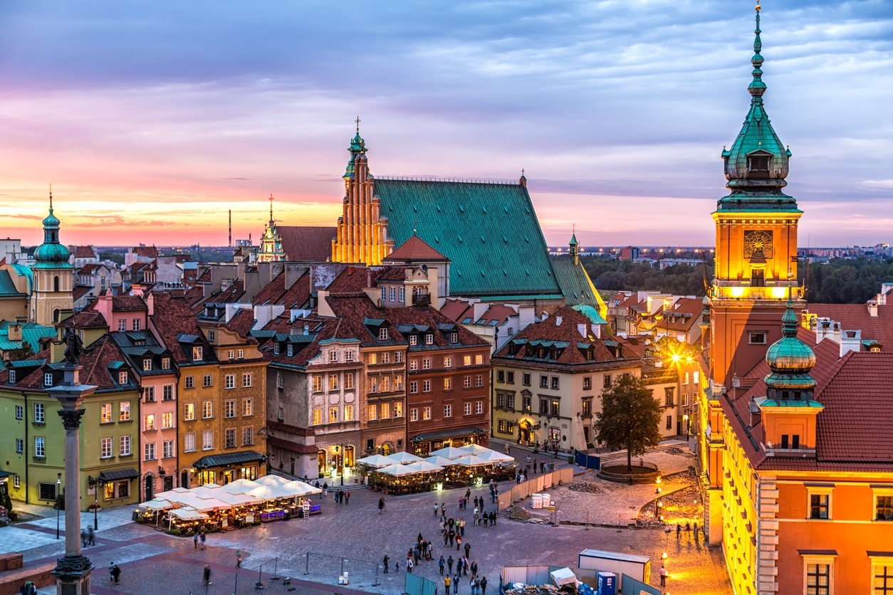 Vista da Cidade Velha de Varsóvia, na Polônia; país é um destinos mais baratos para um mochilão