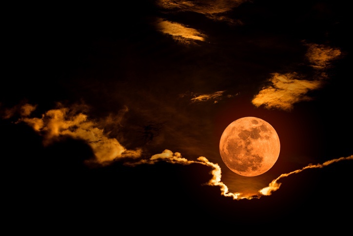 O eclipse total é conhecido como “lua de sangue”, porque esse astro adquire coloração avermelhada ou alaranjada ao filtrar algumas faixas de frequência da luz solar durante o fenômeno