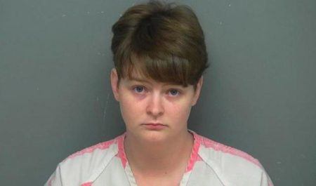 Sarah Peters foi presa em flagrante ao tentar vender a filha de 2 anos para serviços sexuais
