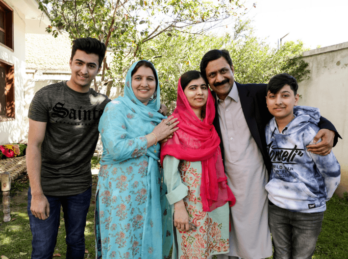 Malala vive com os pais e os irmãos na Inglaterra