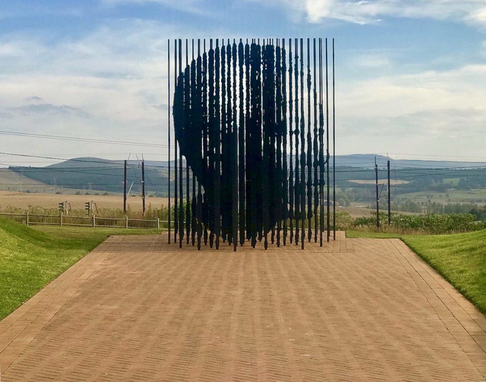 Escultura com 50 colunas de aço, milimetricamente esculpidas e dispostas por Marco Cianfanelli, marca o Capture Site – ponto onde Mandela foi capturado na África do Sul, para passar 27 anos na prisão