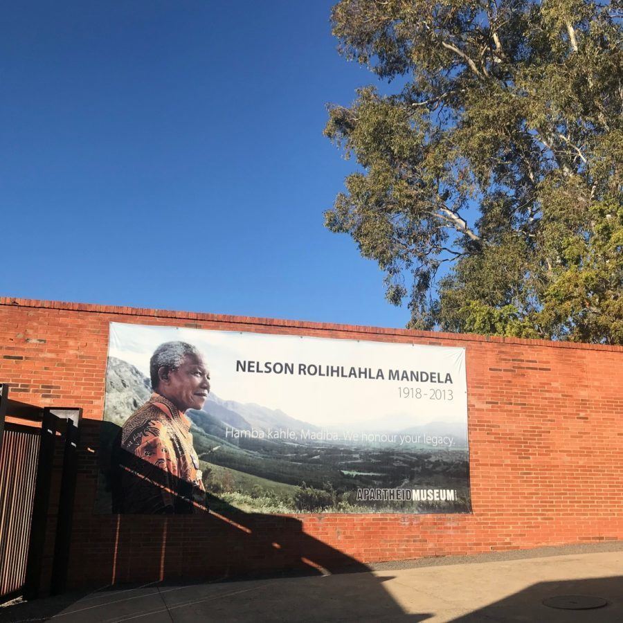 “Descanse em paz, Madiba, nós honramos seu legado” – frase na entrada do Museu do Apartheid, em Joanesburgo