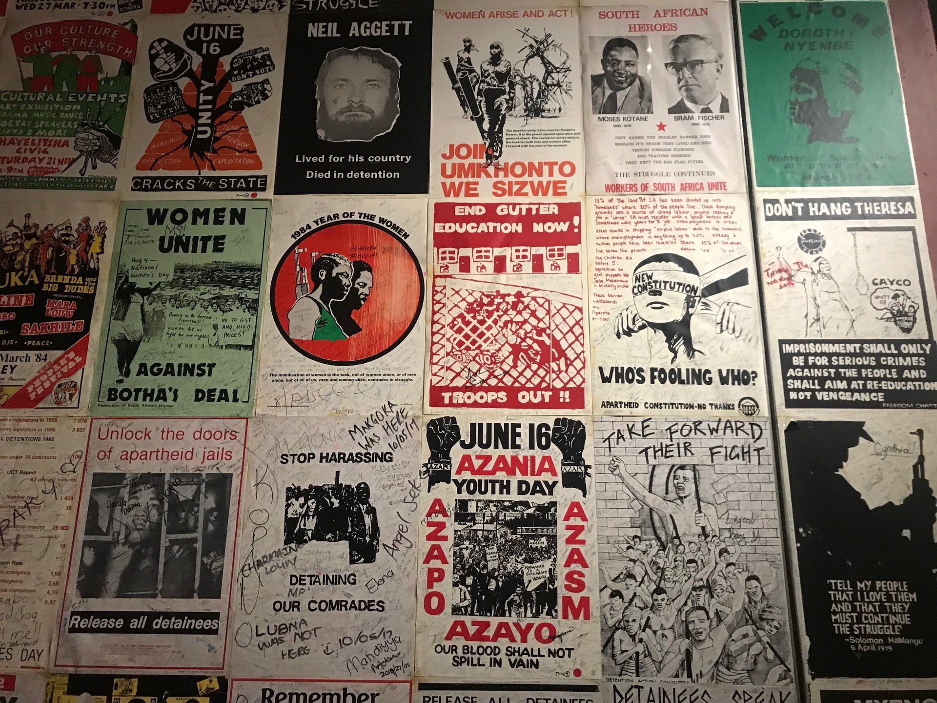 Propagandas da época do Apartheid, no museu que mostra como foi o regime na África do Sul