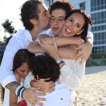 Marcos Mion com os filhos, Romeu, Donatella e Stefano, e a esposa, Suzana Gullo
