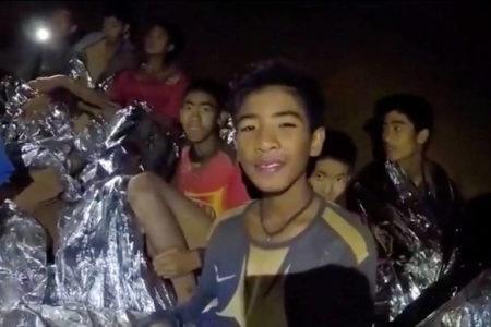 Meninos tailandeses que estão presos em caverna