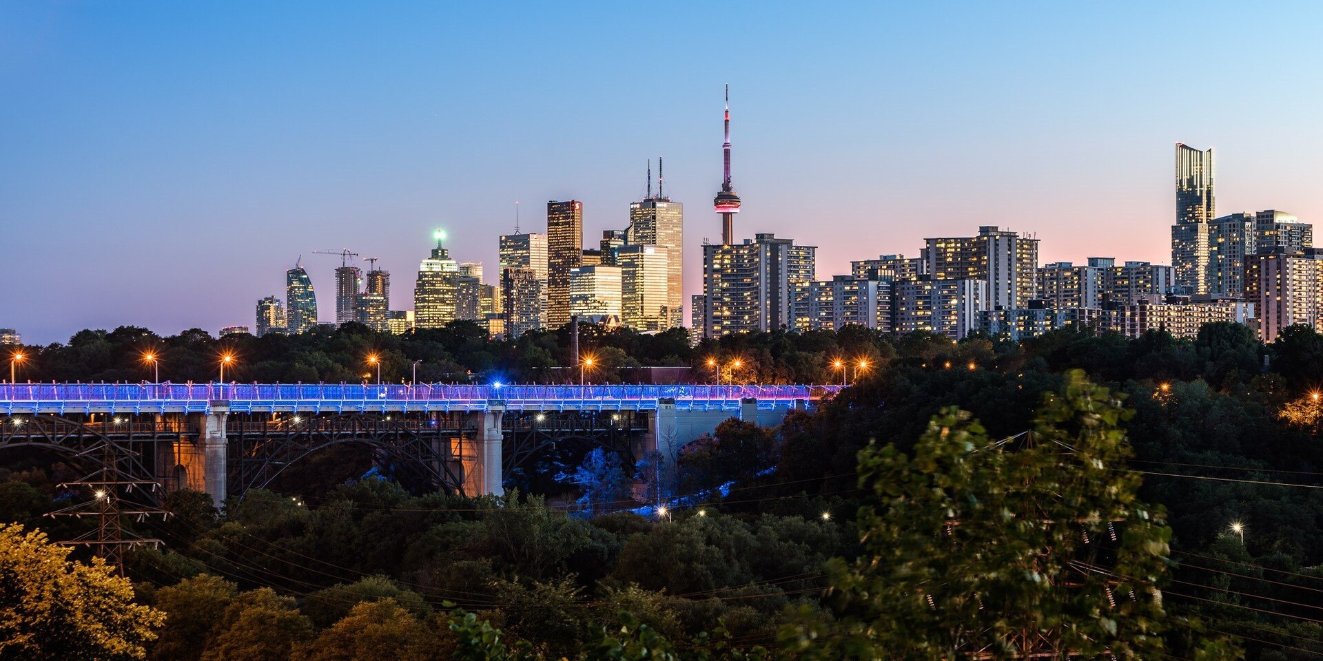 Ao longe, o famoso Viaduto Bloor ajuda a compor um dos mais belos cenários da cidade de Toronto