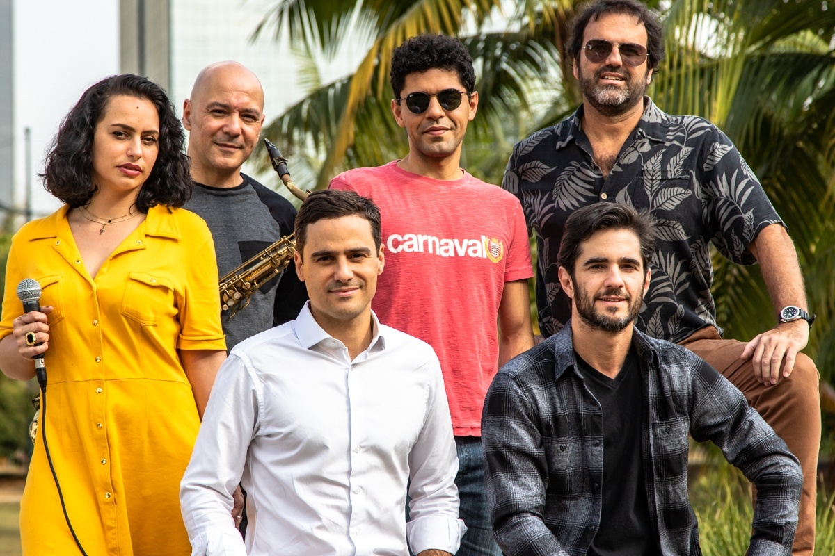 Músicos Alba Santos, Marcelo Monteiro, Leandro Cabral, Tuto Ferraz, Guilherme Berenguer e Anuar Tacach