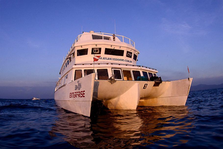 Liveaboard Enterprise tem saídas exclusivas para mergulhos em Paraty e na Ilha Grande