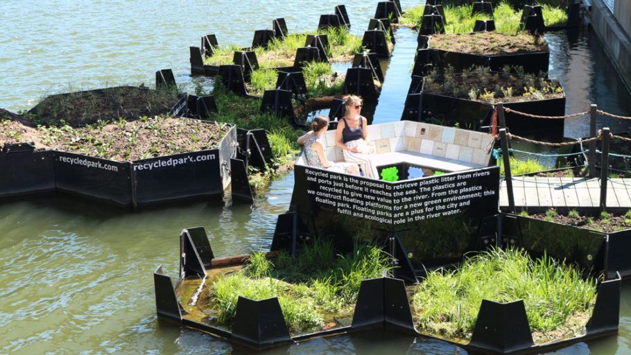 Blocos de plástico reciclado formam o parque flutuante