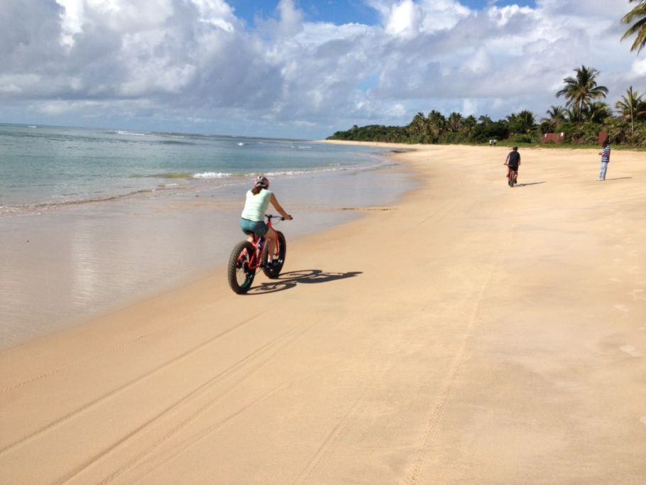 Com duração de 3 horas, em média, o passeio de bike em Trancoso percorre 25 km passando por praias e áreas preservadas