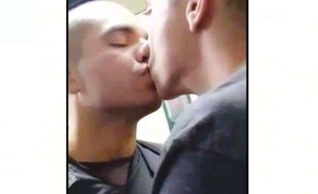 Após ser filmado beijando namorado em metrô, PM é vítima de homofobia