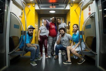 Poetas Ambulantes é inspirado nos vendedores dos mais variados produtos que percorrem as linhas de ônibus, metrô e trem de São Paulo