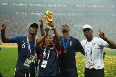  Pogba, ao lado da mãe dos irmãos, homenageando o pai Fassou Antonie Pogba, falecido em 2017