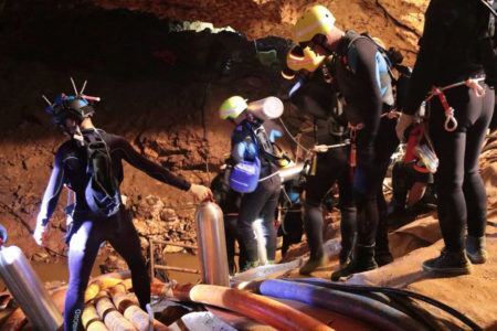 Equipe se prepara para resgate de garotos e treinador presos em caverna da Tailândia
