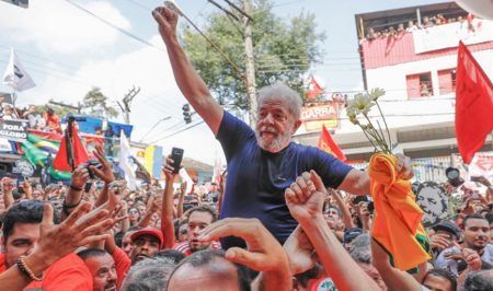 O ex presidente Luiz Inacio Lula da Silva no braço do povo depois da missa e discursos em frente ao sindicato dos metalurgicos no ABC