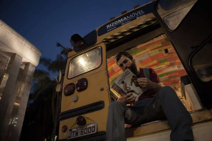 O Rizomamóvel funciona como uma livraria, além de ser uma plataforma para debates, palestras, oficinas e atividades culturais