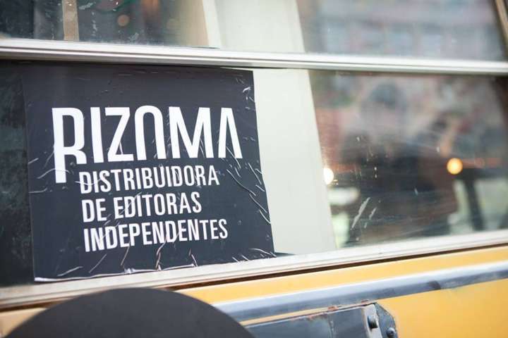 O Rizomamóvel funciona como uma livraria, além de ser uma plataforma para debates, palestras, oficinas e atividades culturais