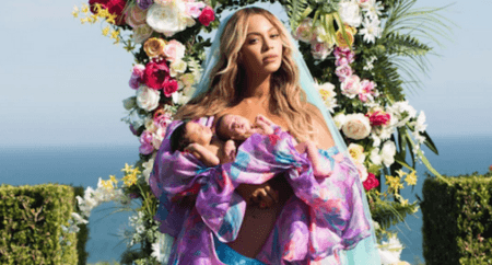 Beyoncé com os gêmeos, Rumi e Sir Carter logo após o nascimento, há 1 ano