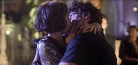 Manu e Narciso se beijam em festa