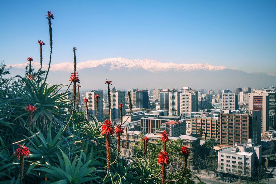 Vista da cidade de Santiago com a Cordilheira dos Andes ao fundo