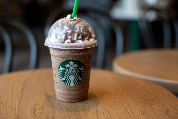 O Starbucks criou um copo para substituir a necessidade do uso de canudos