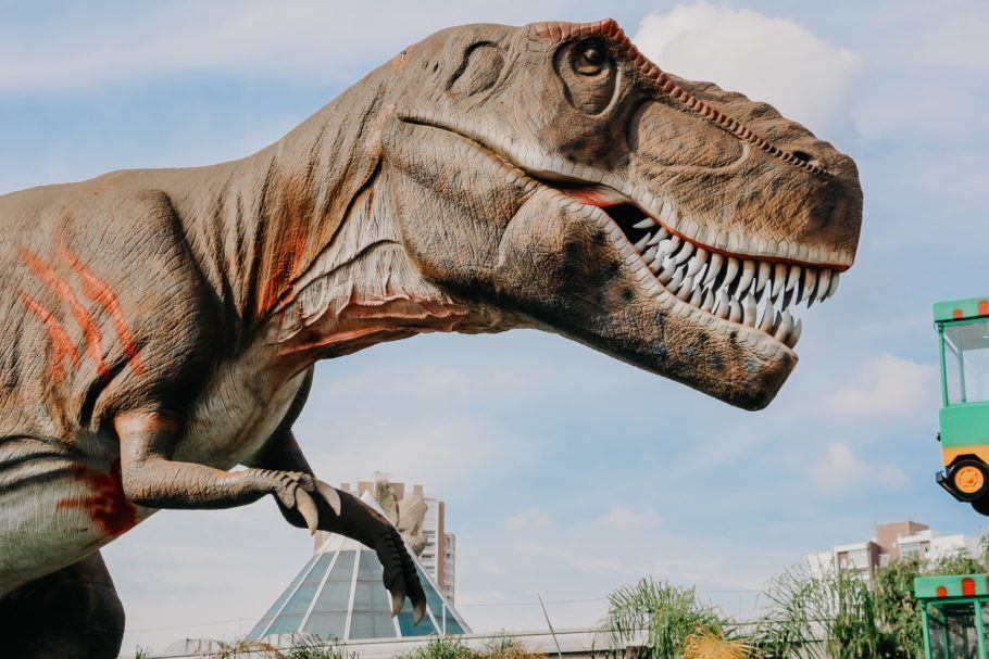 O parque de diversões com temática de dinossauros, T-Rex Park está com uma programação em julho
